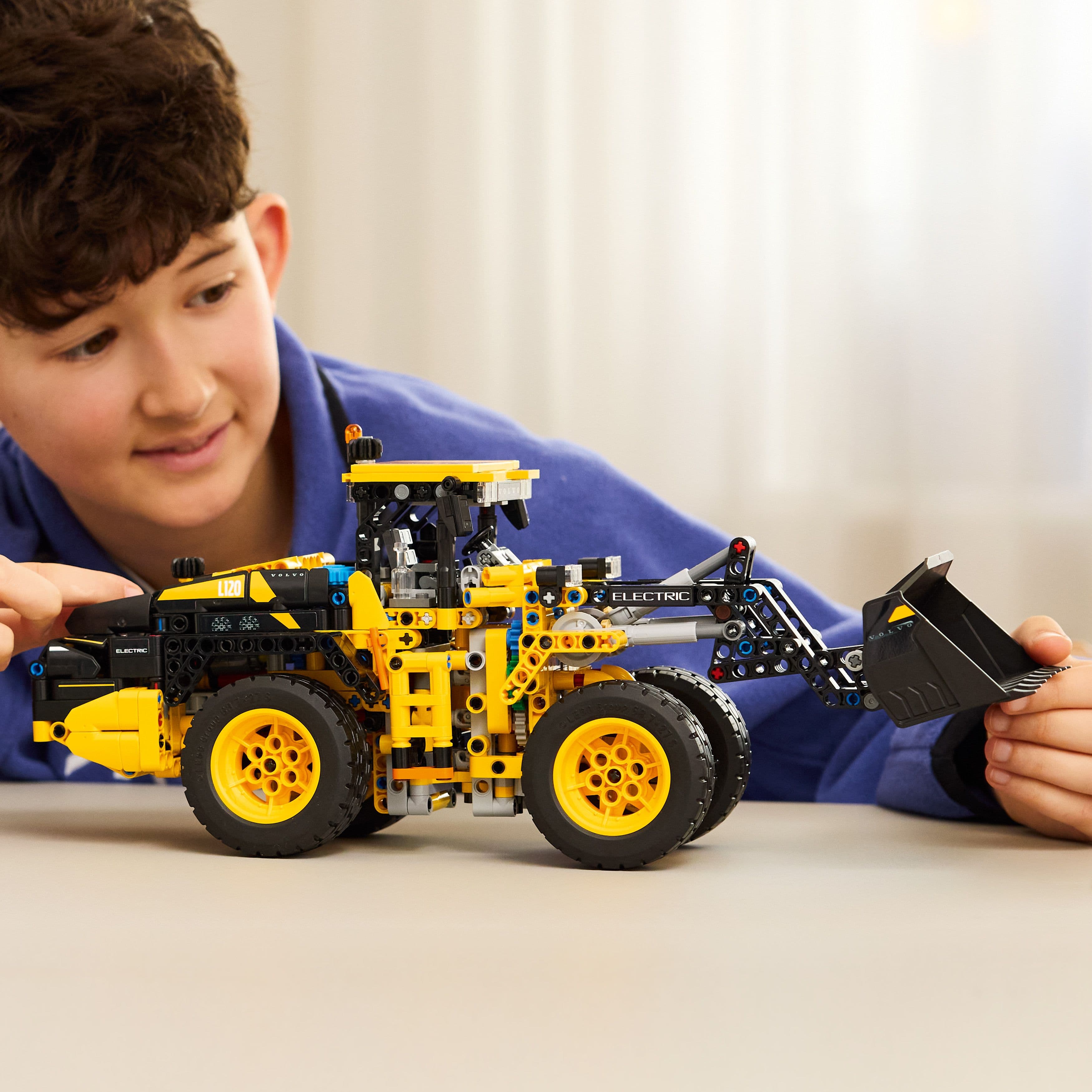 Lego Technic 42209 Volvo L120 Electric Wheel Loader for Ages 9 and Up - TOYFACTORY