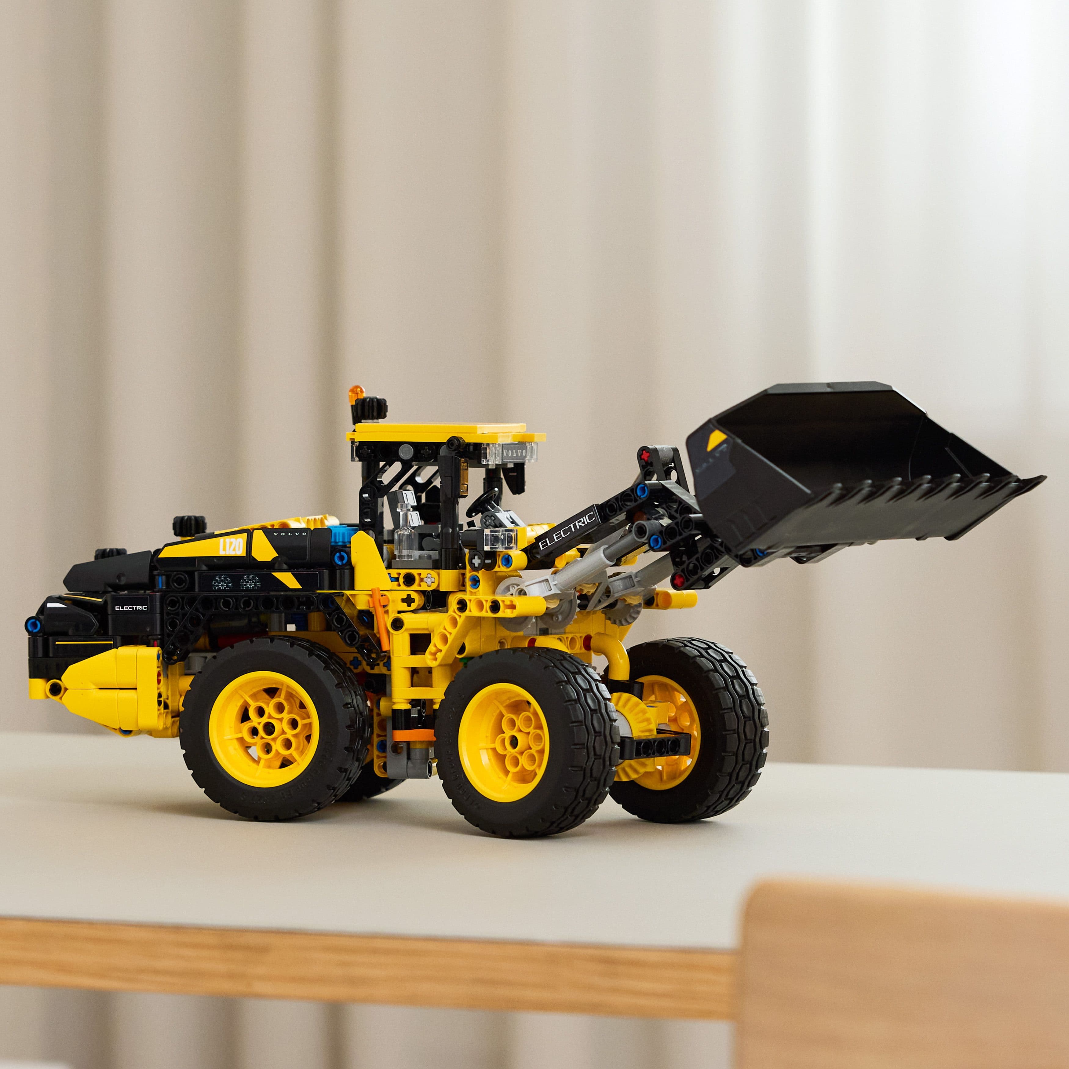 Lego Technic 42209 Volvo L120 Electric Wheel Loader for Ages 9 and Up - TOYFACTORY