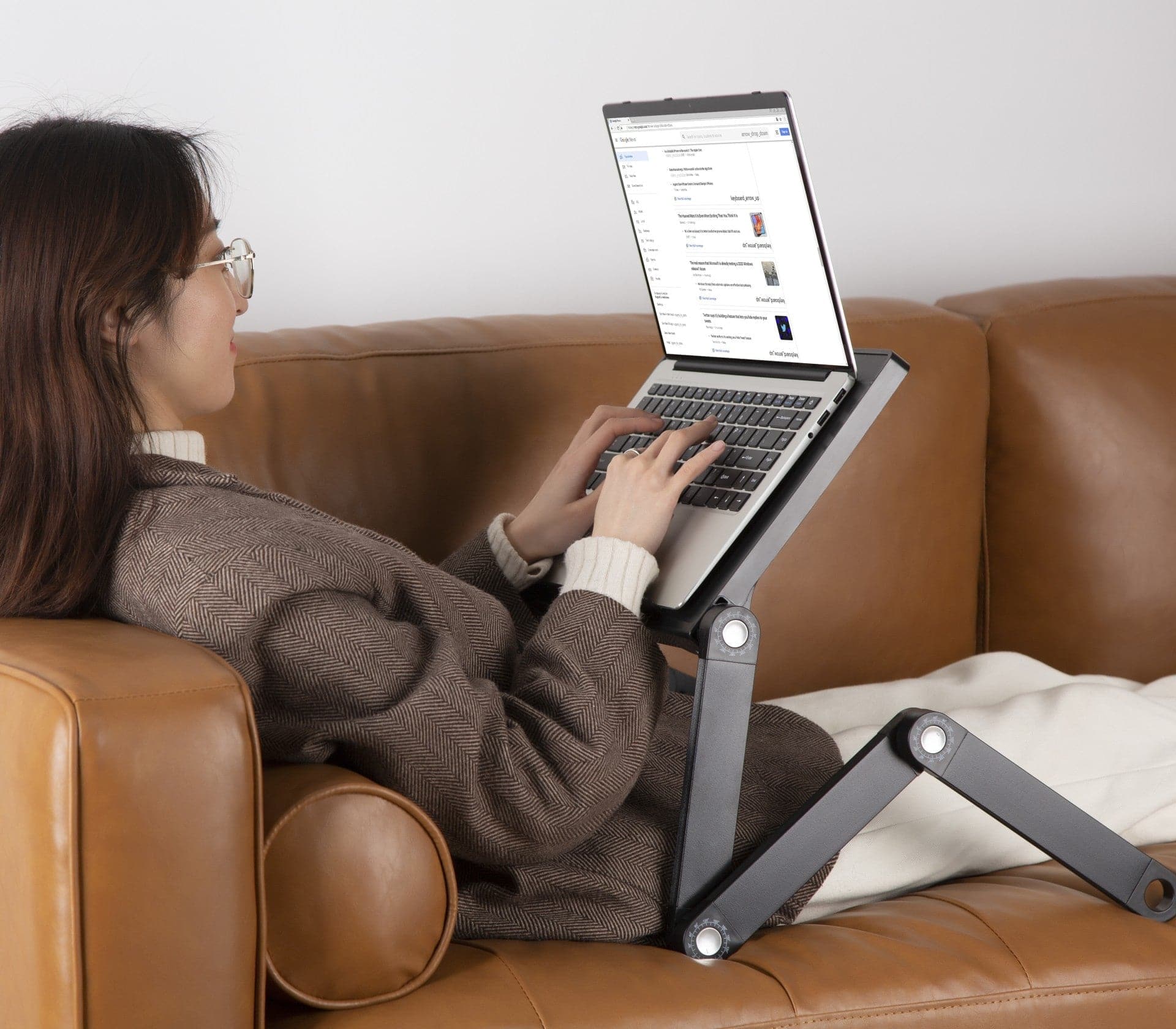 ProperAV Laptop Stand for Bed / Sofa / Desk with Adjustable Legs & Mouse Pad - Black - TOYFACTORY