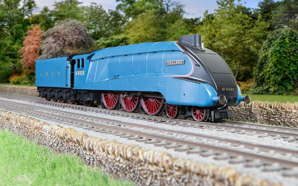 Hornby R3371 RailRoad LNER, A4 Class, 4-6-2, 4468 ‘Mallard’ Steam Locomotive - Era 3